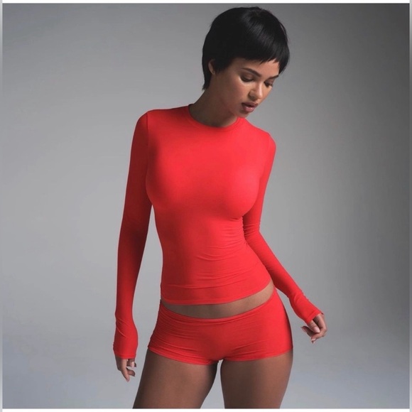 SKIMS Fits Everybody Long Sleeve Crewneck T-Shirt Cherry Sz Small TP-LST-9049 - Picture 2 of 5